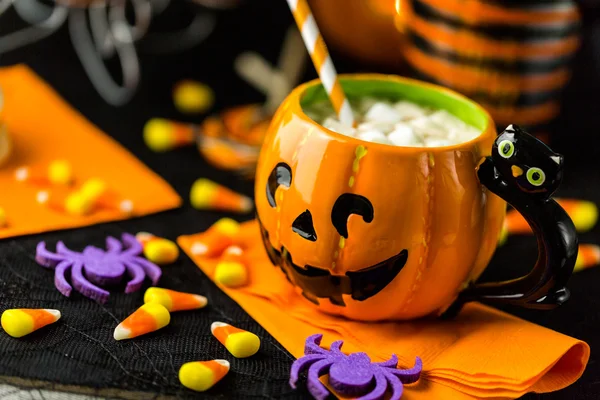 Chocolate drink in jack o' lantern shape cup with  marshmallows — Stock Photo, Image