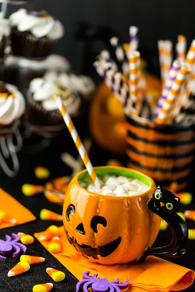 Boisson au chocolat en forme de Jack o 'lanterne tasse avec guimauves — Photo