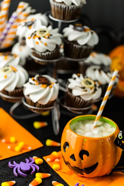 Bebida de chocolate en taza de forma de linterna jack o 'con malvaviscos — Foto de Stock