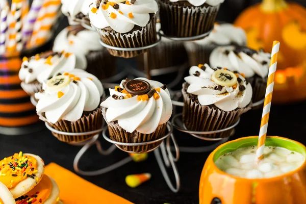 Chokladdryck i jack o ' lantern form cup med marshmallows — Stockfoto