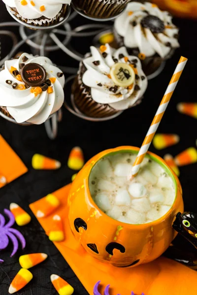 Chocolate drink in jack o' lantern shape cup with  marshmallows — Stock Photo, Image