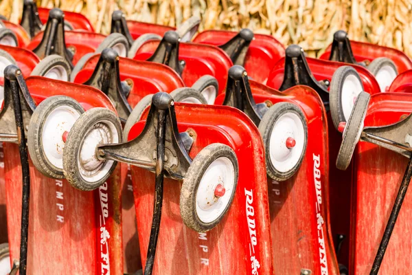 Vagones rojos en parche de calabaza —  Fotos de Stock