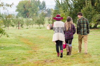 İnsanlar elma Çiftliği'nde