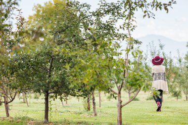 Kadın elma çiftliğinde