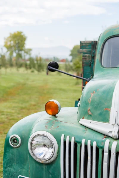 Green old truck at Apple farm — Stock Photo, Image