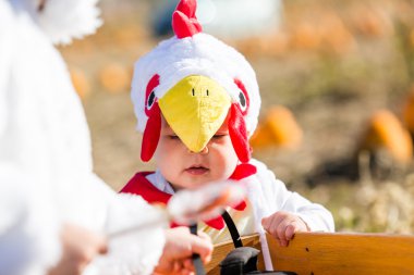 Şirin çocuk içinde Halloween kılık