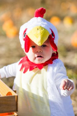 Şirin çocuk içinde Halloween kılık