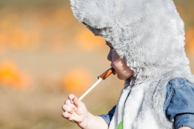 Şirin çocuk içinde Halloween kılık