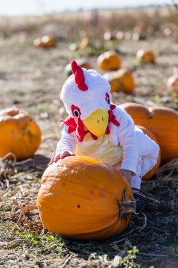 Şirin çocuk içinde Halloween kılık