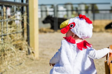 Şirin çocuk içinde Halloween kılık