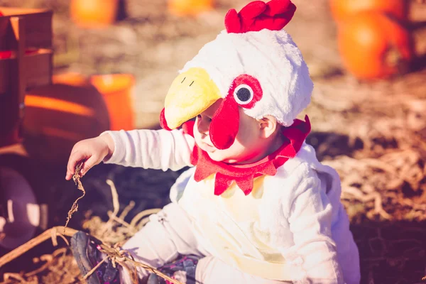 Niedliches Kind im Halloween-Kostüm — Stockfoto