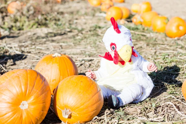 Söta unge i Halloween-kostym — Stockfoto