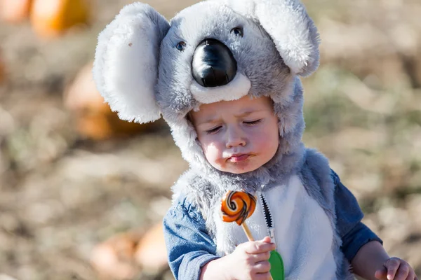 Мила дитина в костюмі Хеллоуїна — стокове фото