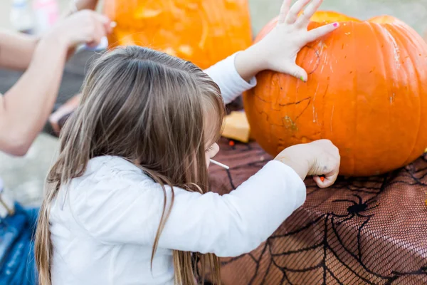 Pumpkin carving — Stock Photo, Image