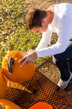 Adam oyma büyük turuncu kabak