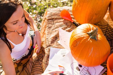 Kadın oyma büyük turuncu kabak