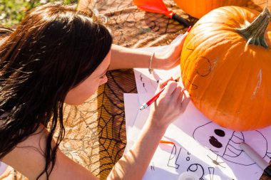 Kadın oyma büyük turuncu kabak