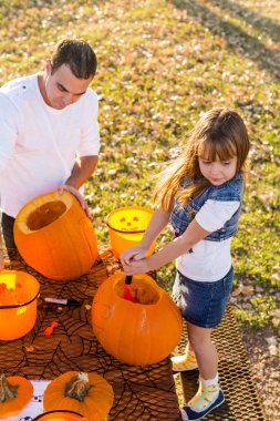 Baba ve kız Cadılar Bayramı için hazırlanıyor