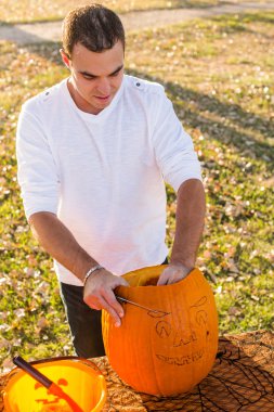 Adam oyma büyük turuncu kabak