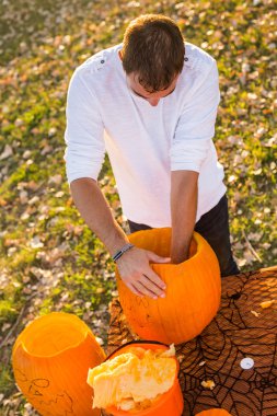 Adam oyma büyük turuncu kabak