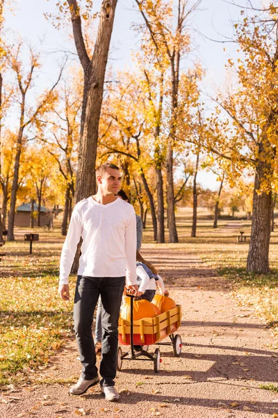 Rodina s dýněfamilj med pumpor — Stock fotografie