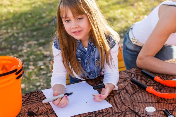 Girl and Pumpkin carving — Stock Photo, Image