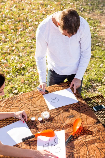 Man en Pumpkin carving — Stockfoto