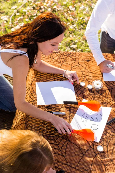 Familie en Pumpkin carving — Stockfoto