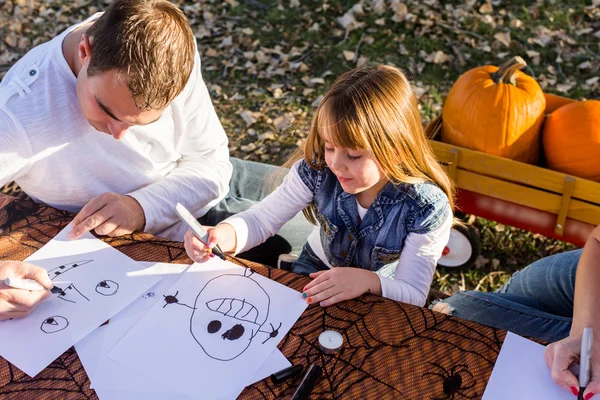 Vader en dochter voorbereiden van halloween — Stockfoto