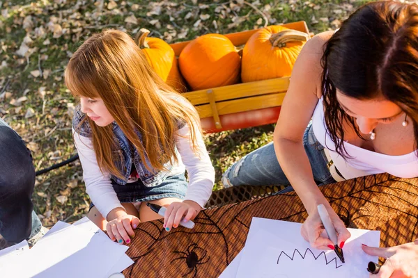 Famiglia e zucca intaglio — Foto Stock