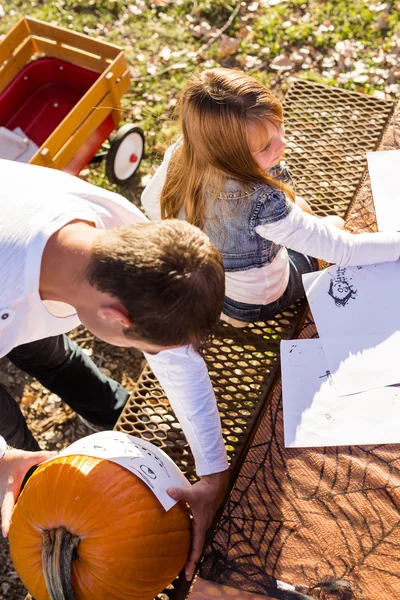 Padre e hija preparándose para Halloween — Foto de Stock