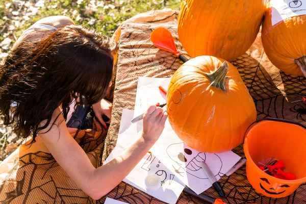 Woman Carving big orange pumpkins — Stock Photo, Image