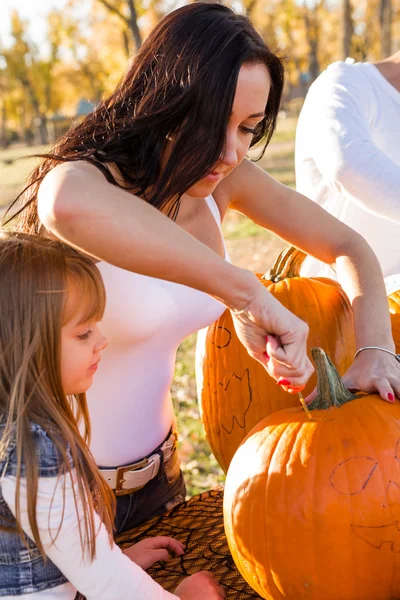 Familie en Pumpkin carving — Stockfoto