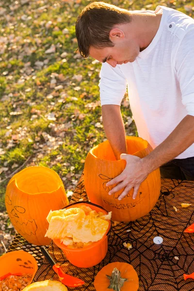 Muž velké oranžové dýně Carving — Stock fotografie