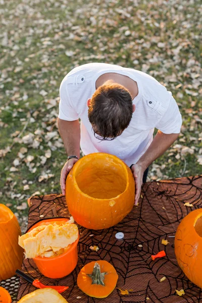 Pumpkin carving — Stock Photo, Image