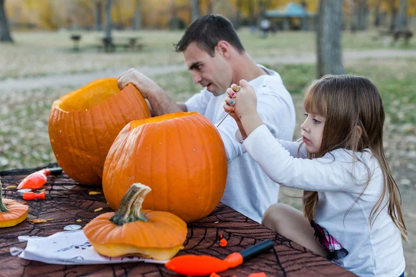 Tallado de calabaza con la familia — Foto de Stock