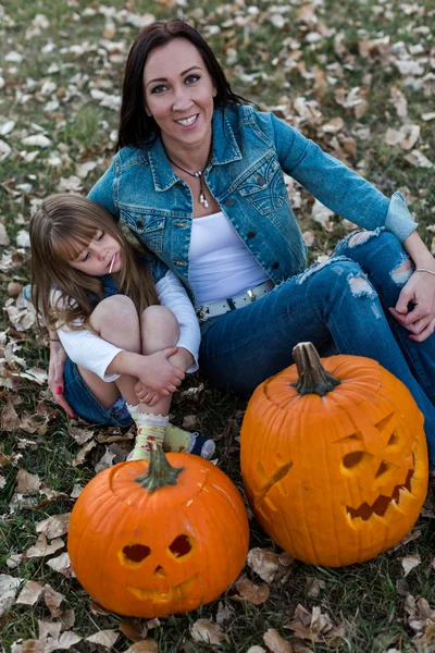 Mujer y niña en calabazas — Foto de Stock