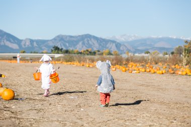 Cadılar Bayramı kostümlü çocuklar