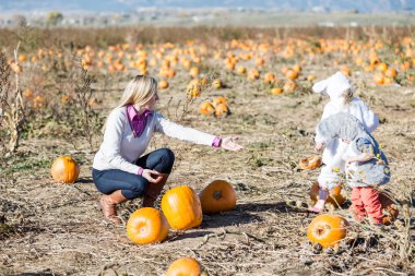 Anne ile çocuk Cadılar Bayramı kostümleri