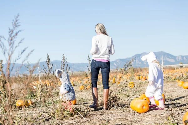 Mutter mit Kindern in Halloween-Kostümen — Stockfoto