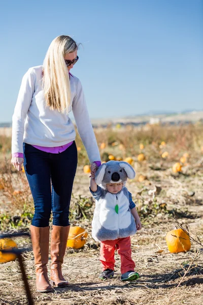 Niño en disfraz de Halloween y madre — Foto de Stock