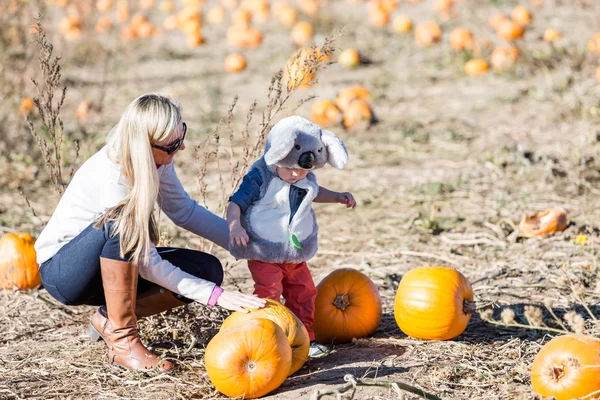 子供のハロウィーンの衣装と母で — ストック写真