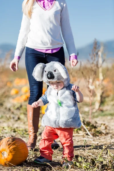 Kluk v Halloween kostýmu a matka — Stock fotografie