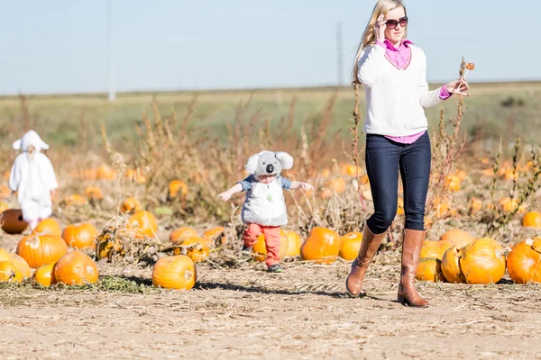 Kluk v Halloween kostýmu a matka — Stock fotografie