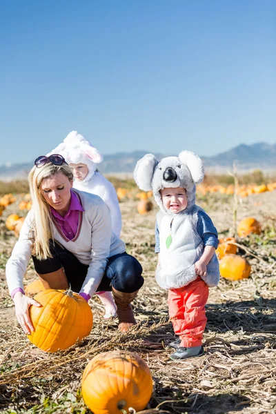 Mère avec des enfants en costumes d'Halloween — Photo