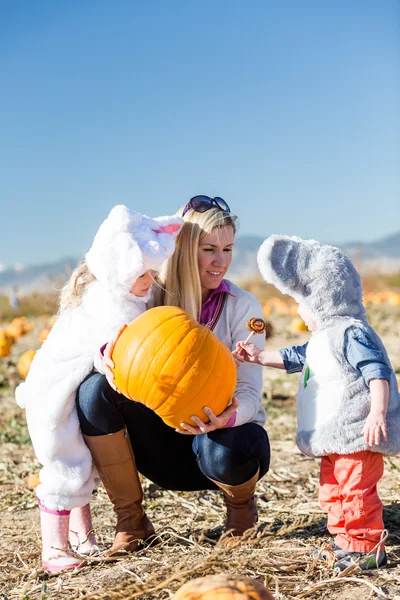 Madre con niños en disfraces de Halloween —  Fotos de Stock