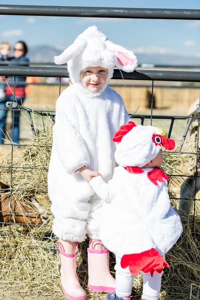 Słodkie dzieci w kostiumy na halloween — Zdjęcie stockowe