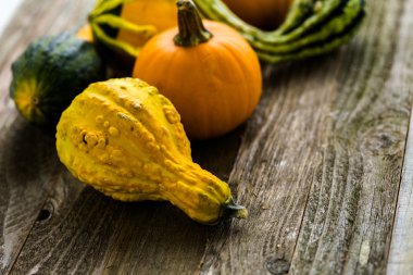 Ahşap masa üzerinde organik kabaklar