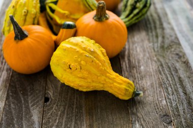 Ahşap masa üzerinde organik kabaklar