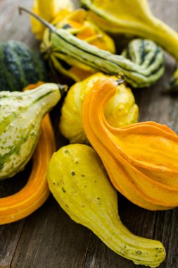 Ahşap masa üzerinde organik kabaklar